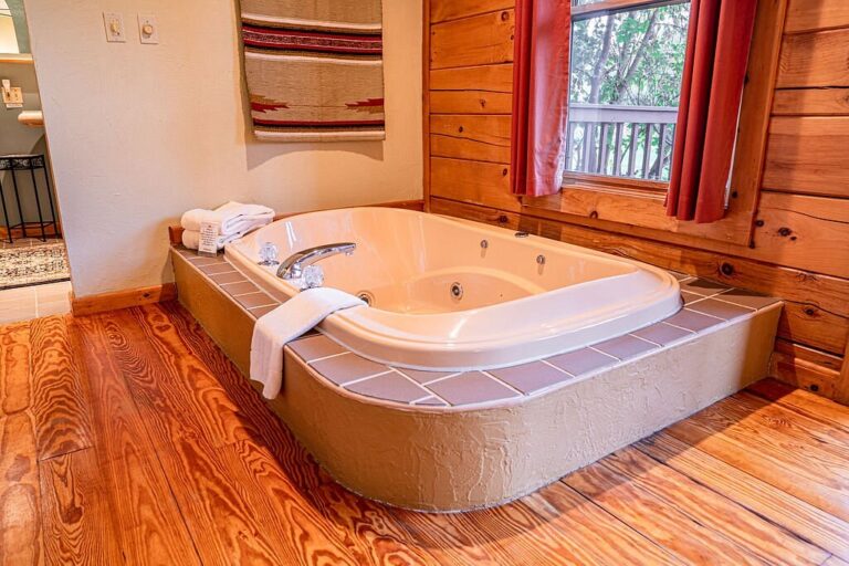 weaver-room-jacuzzi-tub